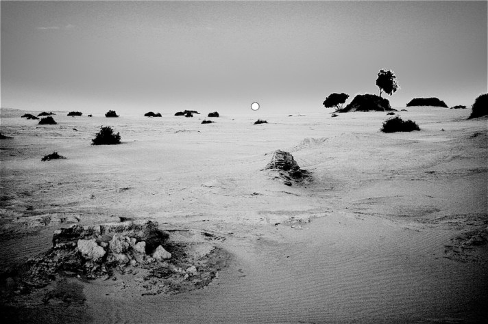 Picture of moon rising over the lunettes at Mungo